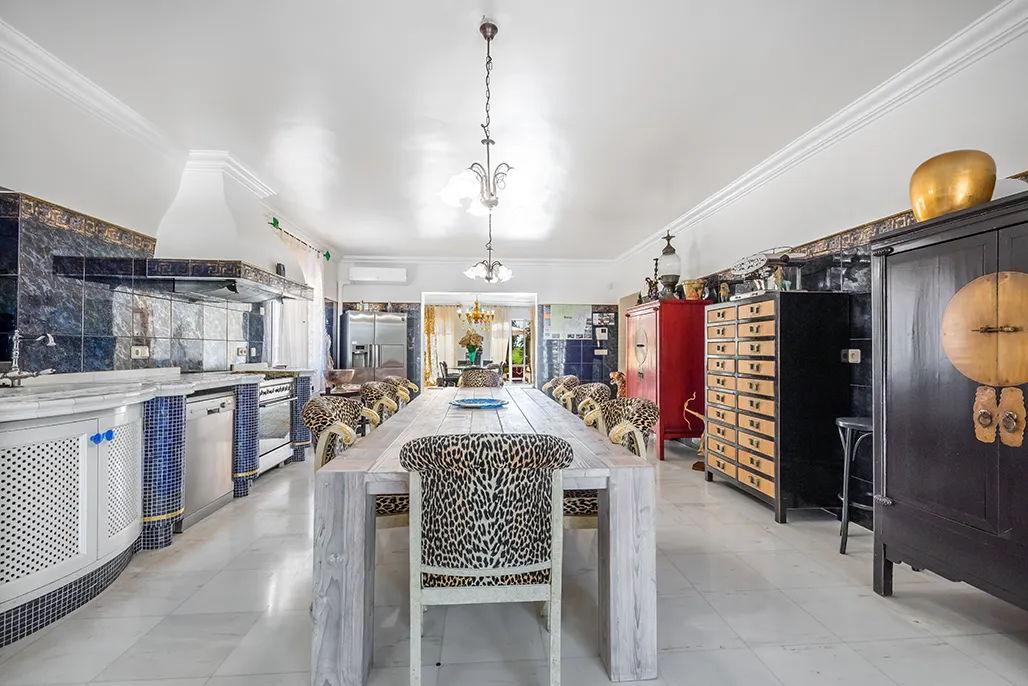 Отличительная вилла с бассейном на первой линии моря-8