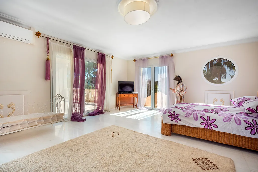 Отличительная вилла с бассейном на первой линии моря-12