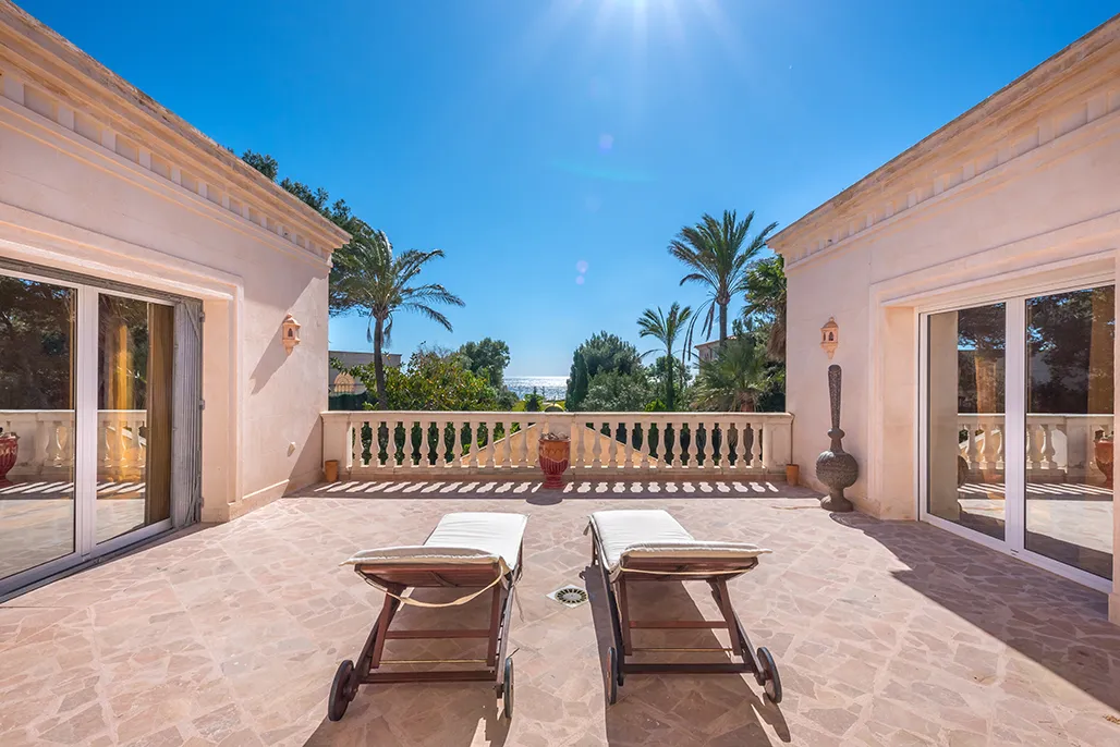 Отличительная вилла с бассейном на первой линии моря-13