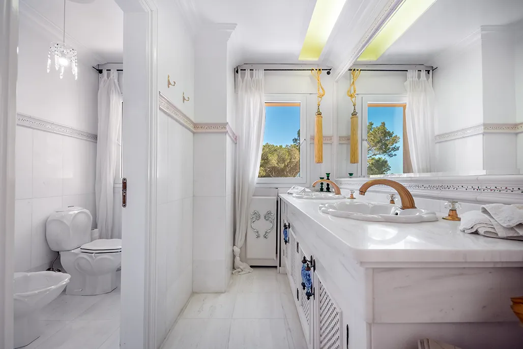 Отличительная вилла с бассейном на первой линии моря-11