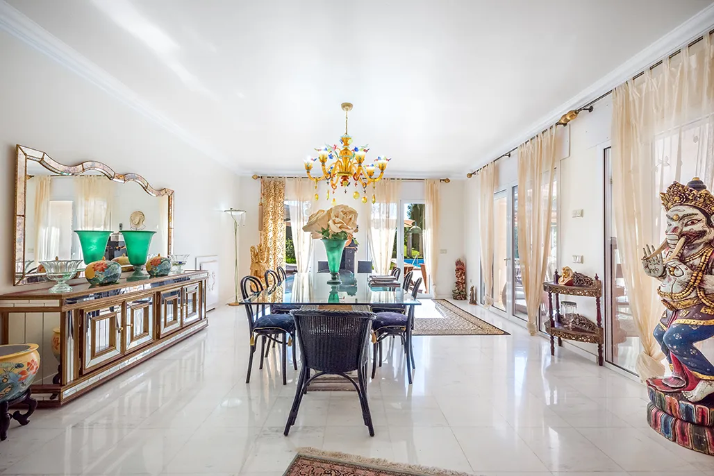 Отличительная вилла с бассейном на первой линии моря-7