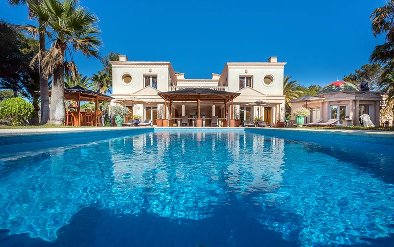 Wyjątkowa willa w pierwszej linii brzegowej z basenem