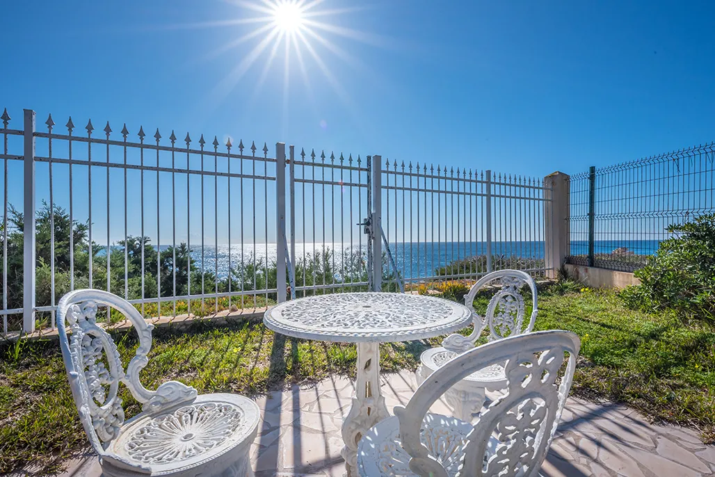 Отличительная вилла с бассейном на первой линии моря-2