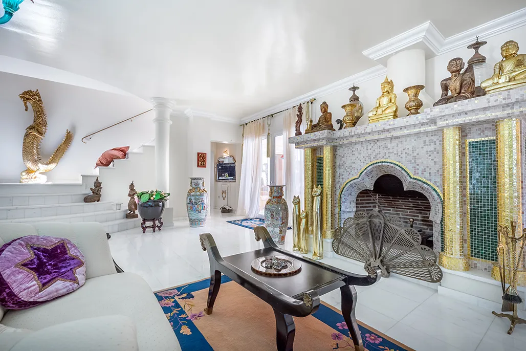 Отличительная вилла с бассейном на первой линии моря-5