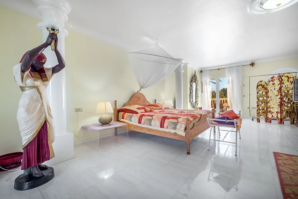 Отличительная вилла с бассейном на первой линии моря-9