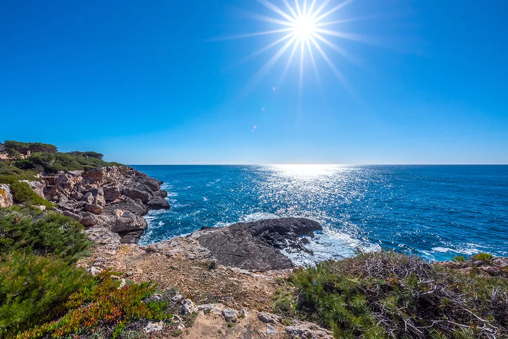 Отличительная вилла с бассейном на первой линии моря-16