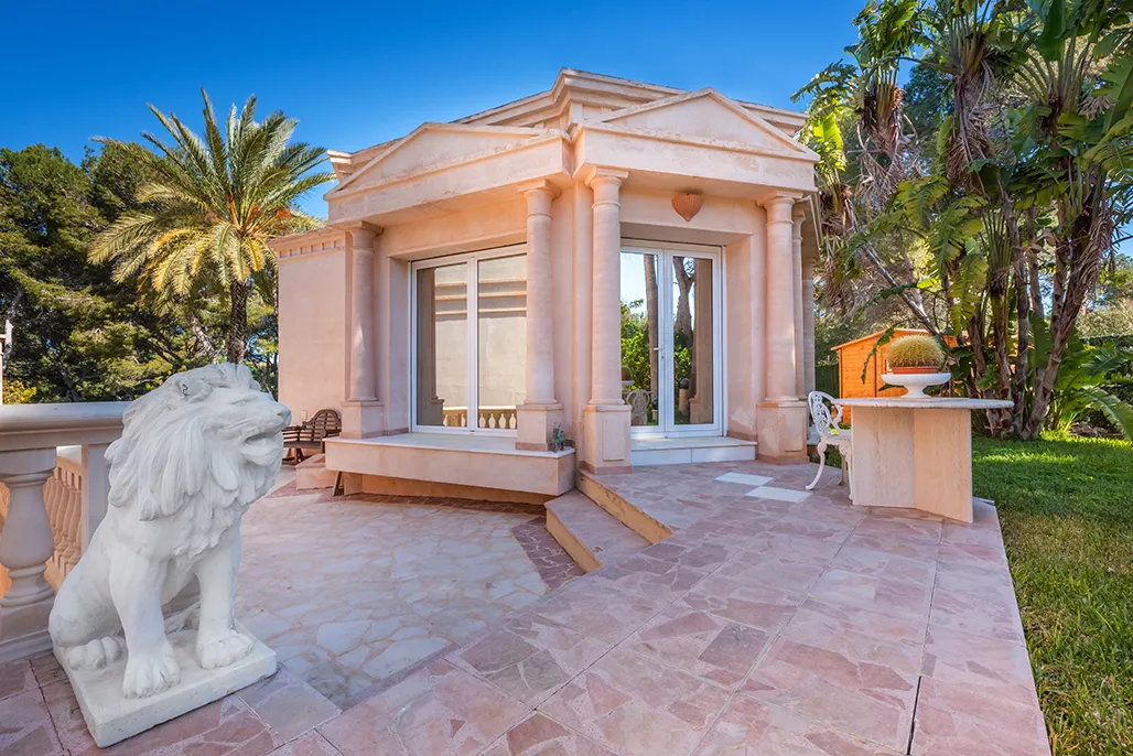 Отличительная вилла с бассейном на первой линии моря-14