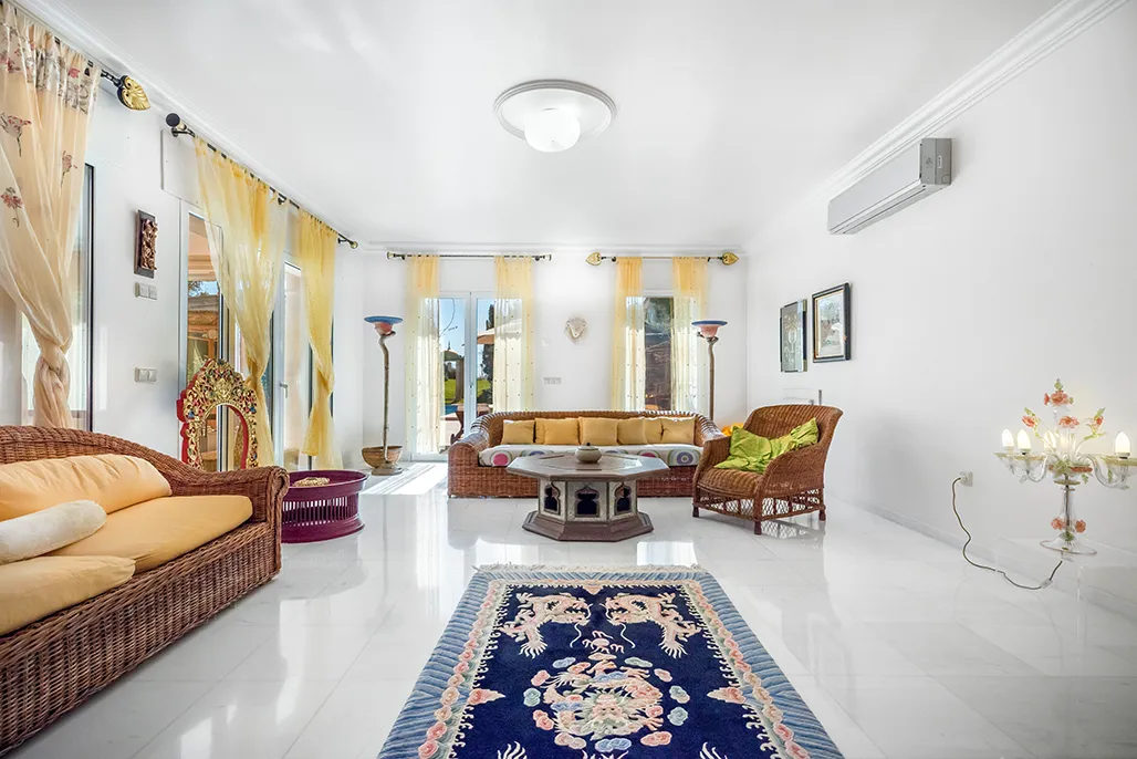 Отличительная вилла с бассейном на первой линии моря-6