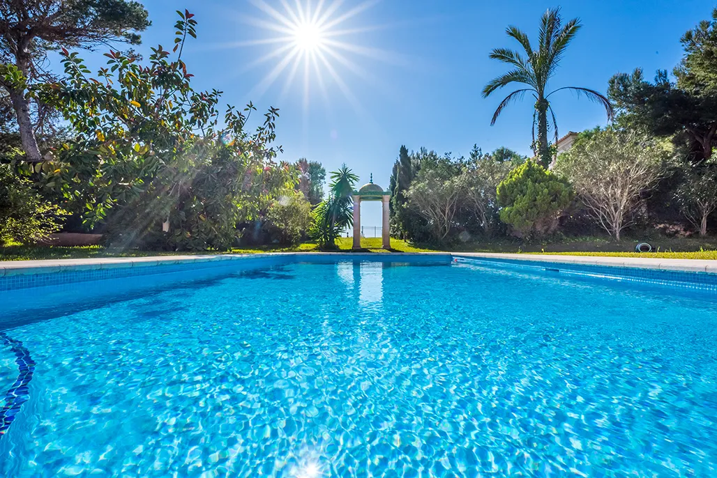 Отличительная вилла с бассейном на первой линии моря-3