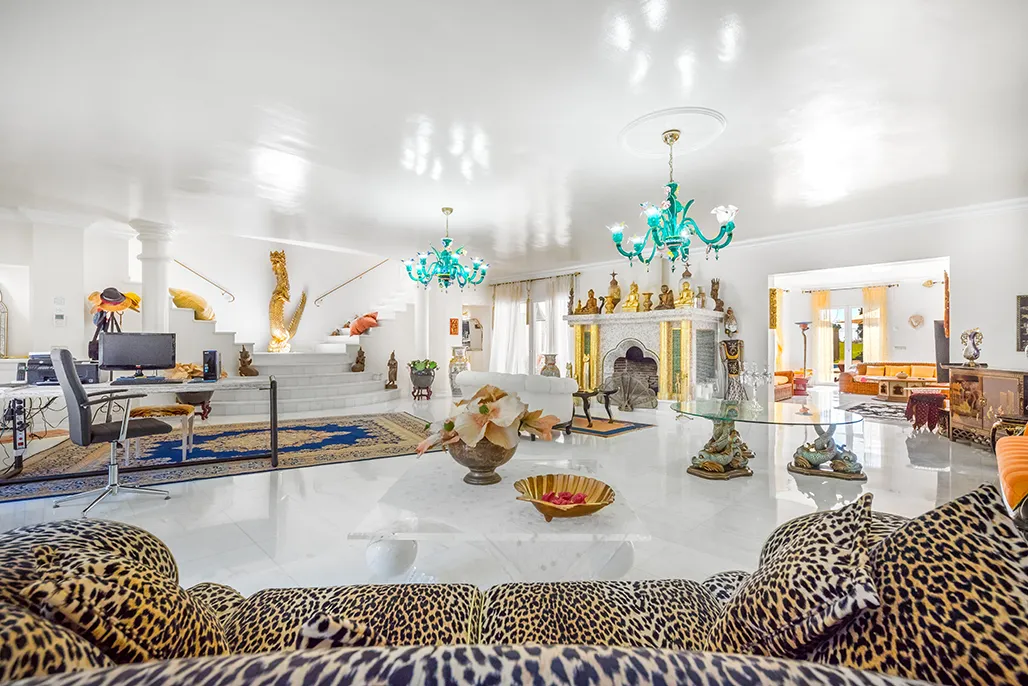 Отличительная вилла с бассейном на первой линии моря-4