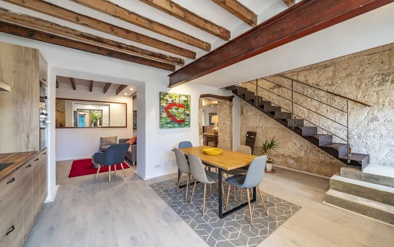 Urocza kamienica z pięknym terenem zewnętrznym w Campanet