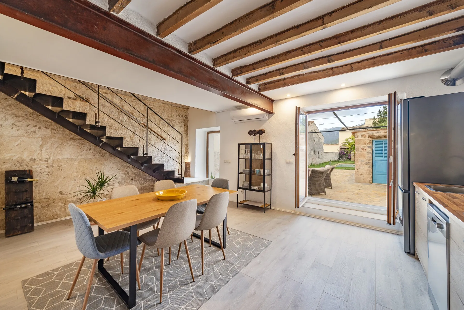 Urocza kamienica z pięknym terenem zewnętrznym w Campanet-2