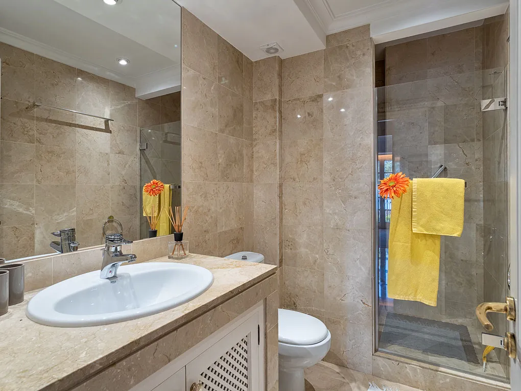 Elegante apartamento con vistas al mar y encanto mediterráneo en Nova Santa Ponsa-12