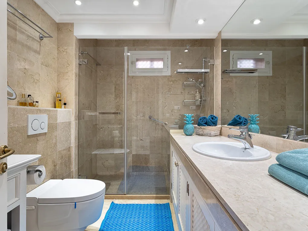 Elegante apartamento con vistas al mar y encanto mediterráneo en Nova Santa Ponsa-10