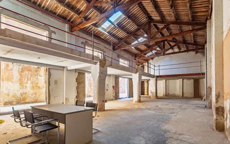 Oportunitat Exclusiva: Elegant Loft per a Renovar