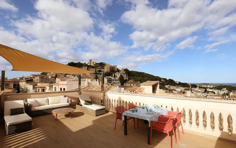 Casa de poble modernitzada amb terrassa panoràmica