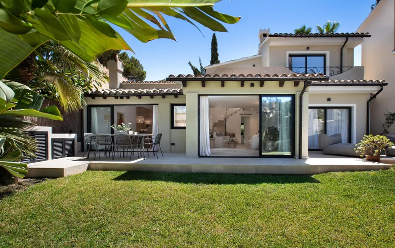 Elégante maison jumelée dans le prestigieux golf de Bendinat