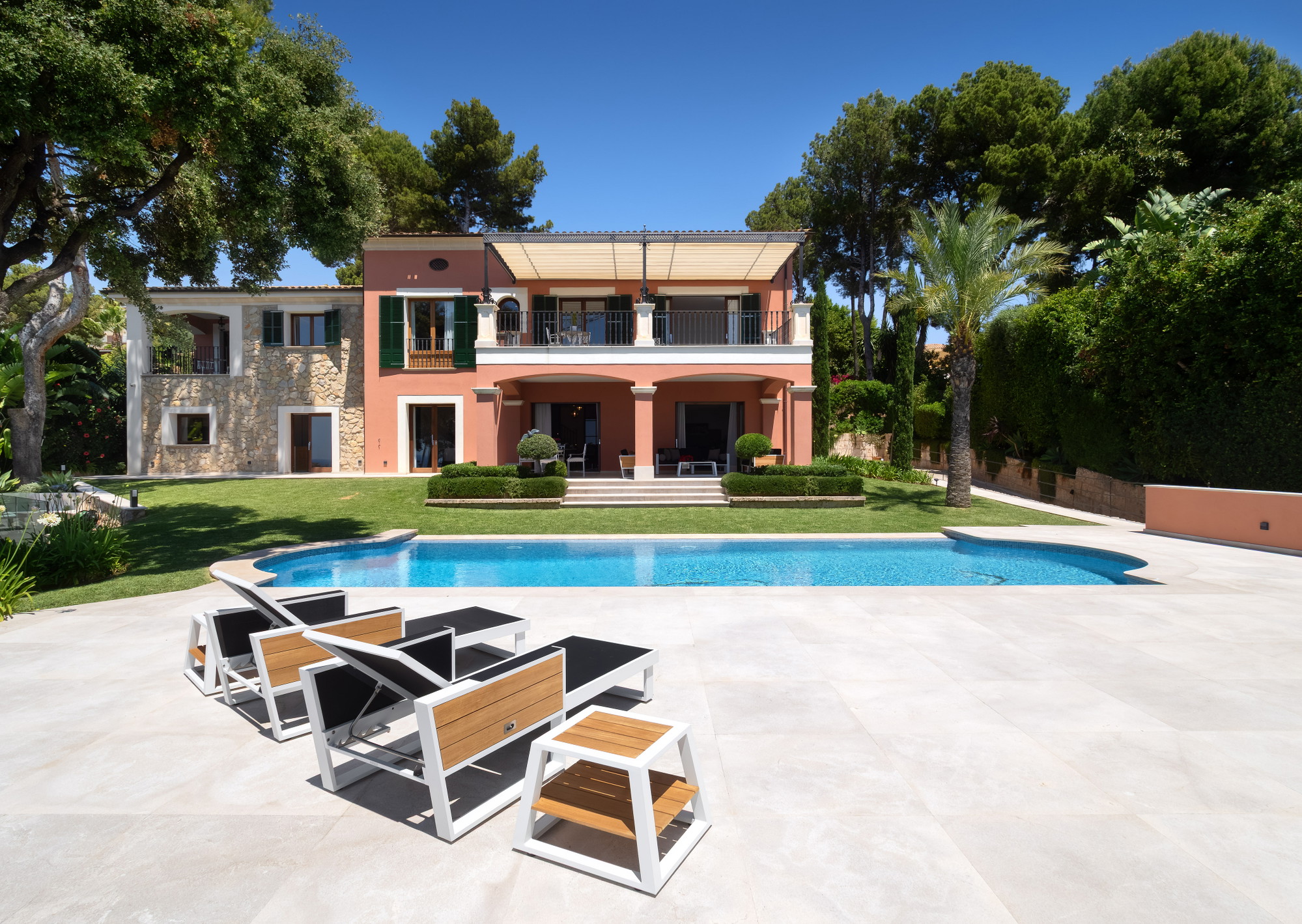 Villa completamente ristrutturata con vista sul mare e straordinarie spazi all’aperto