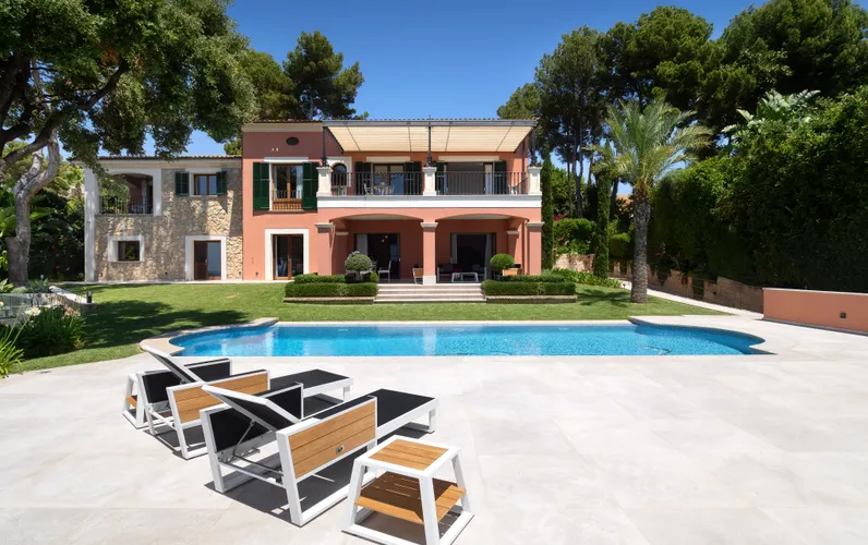 Completely refurbished sea view villa with exceptional outdoor living