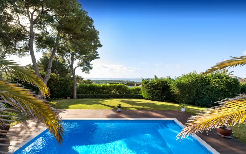Sea view family villa with garden