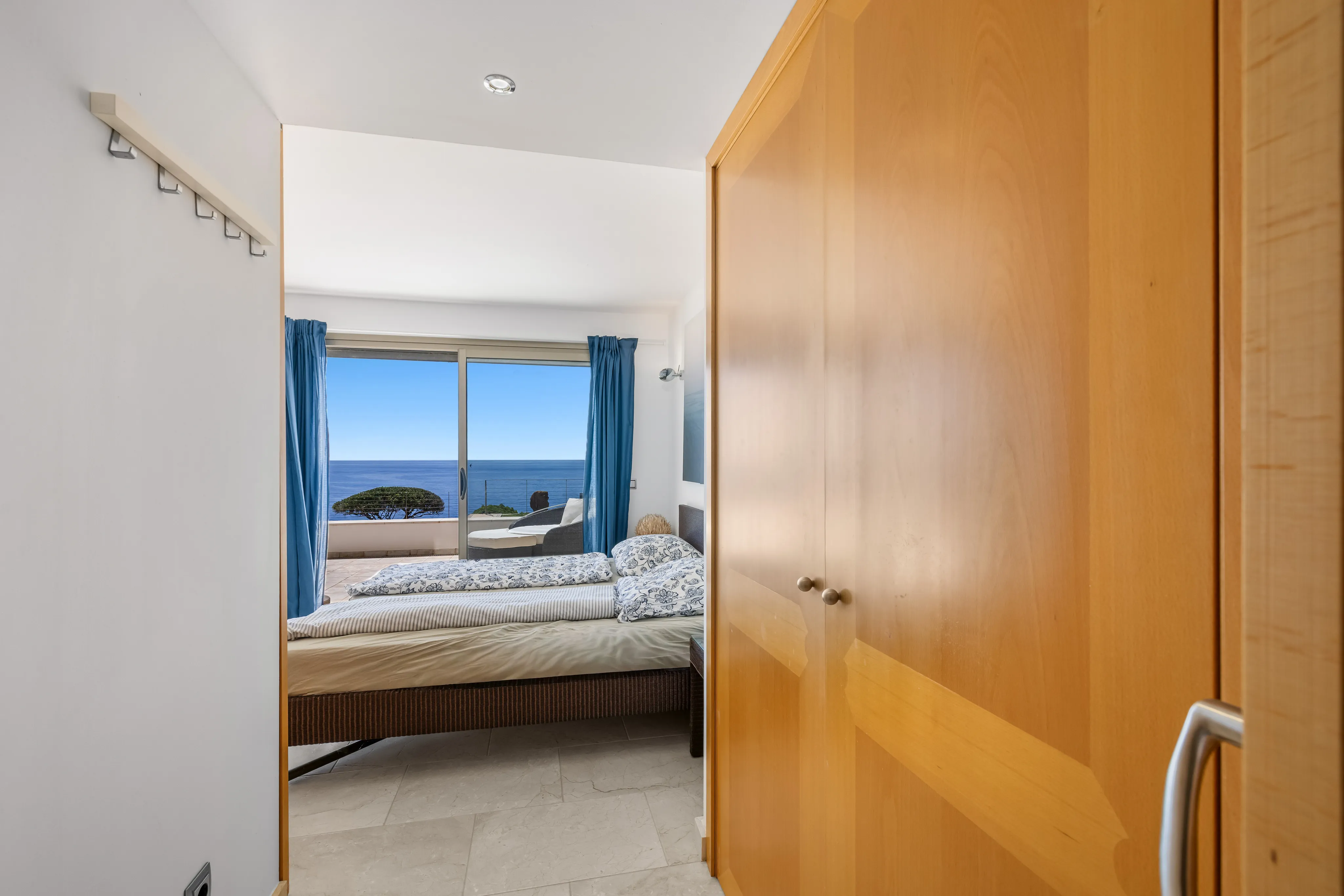 Modern garden apartment on the seafront with sea views-14