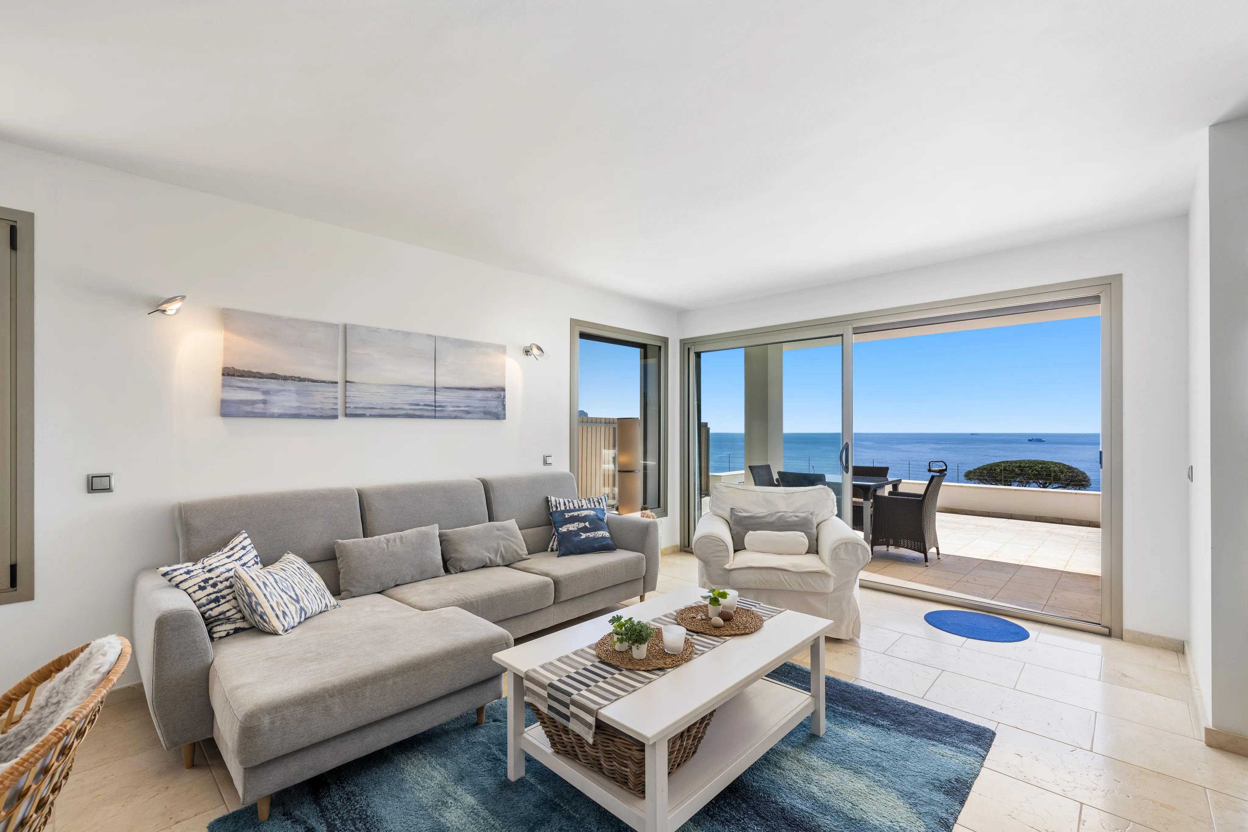 Modern garden apartment on the seafront with sea views-5