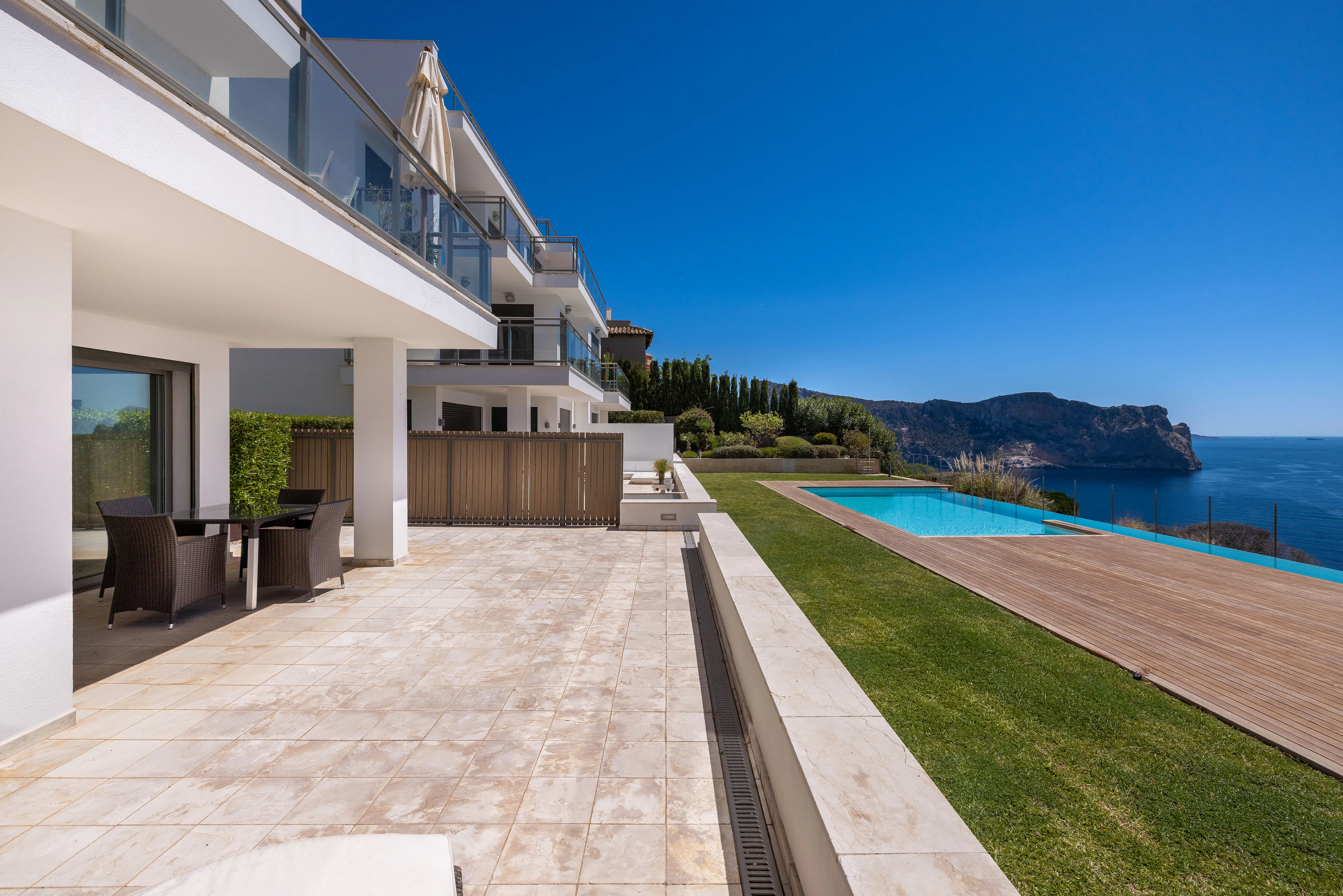 Modern garden apartment on the seafront with sea views-1