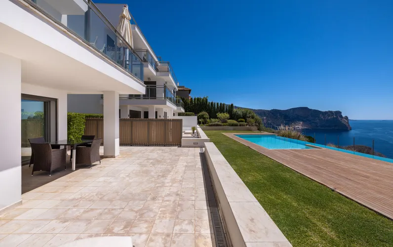 Modern garden apartment on the seafront with sea views
