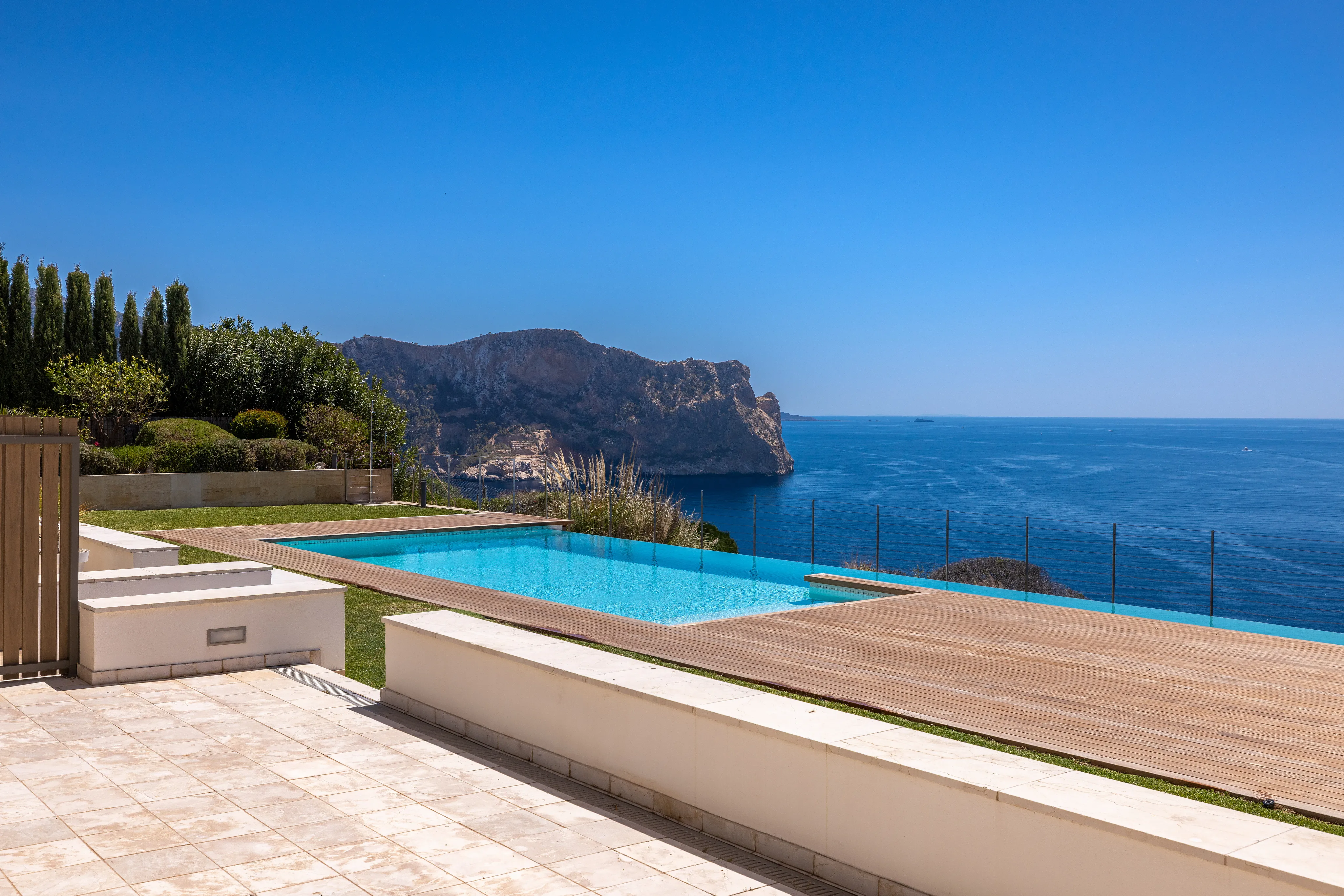 Modern garden apartment on the seafront with sea views-19