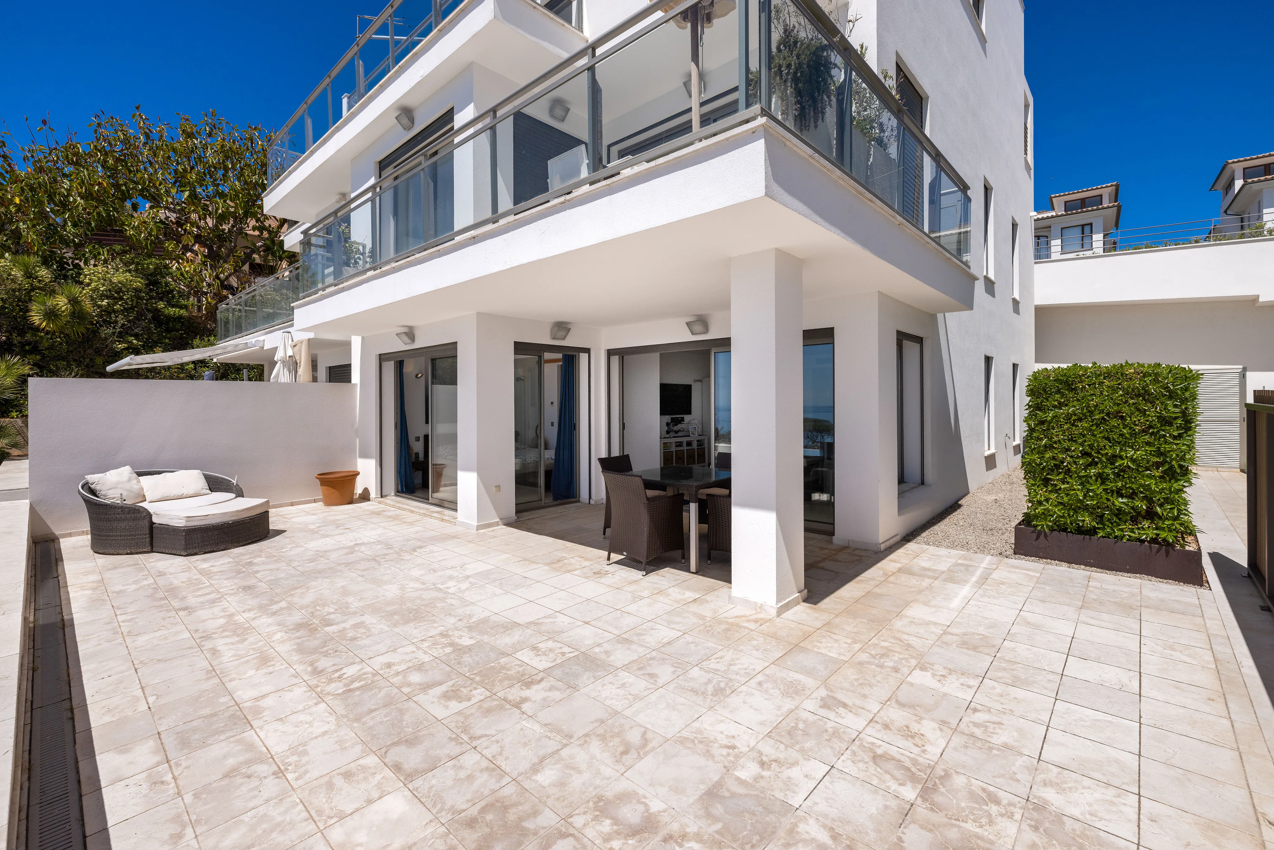 Modern garden apartment on the seafront with sea views-18