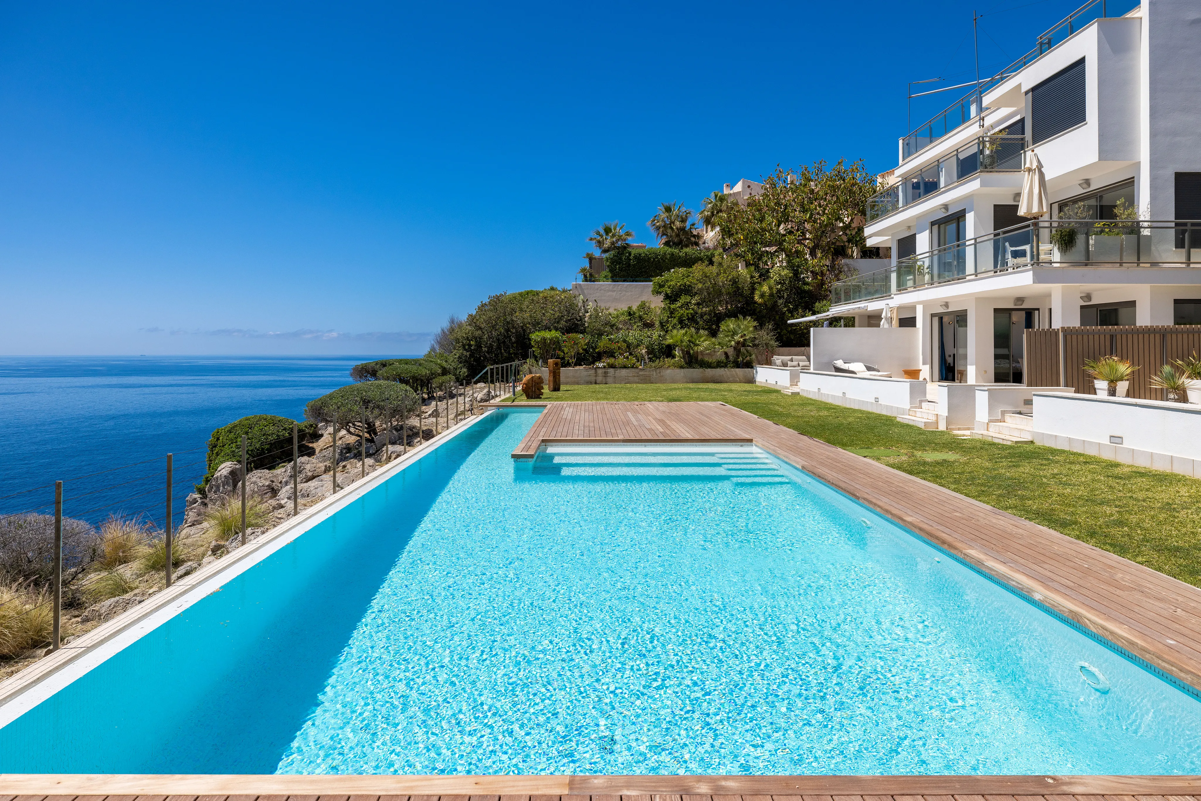 Modern garden apartment on the seafront with sea views-12