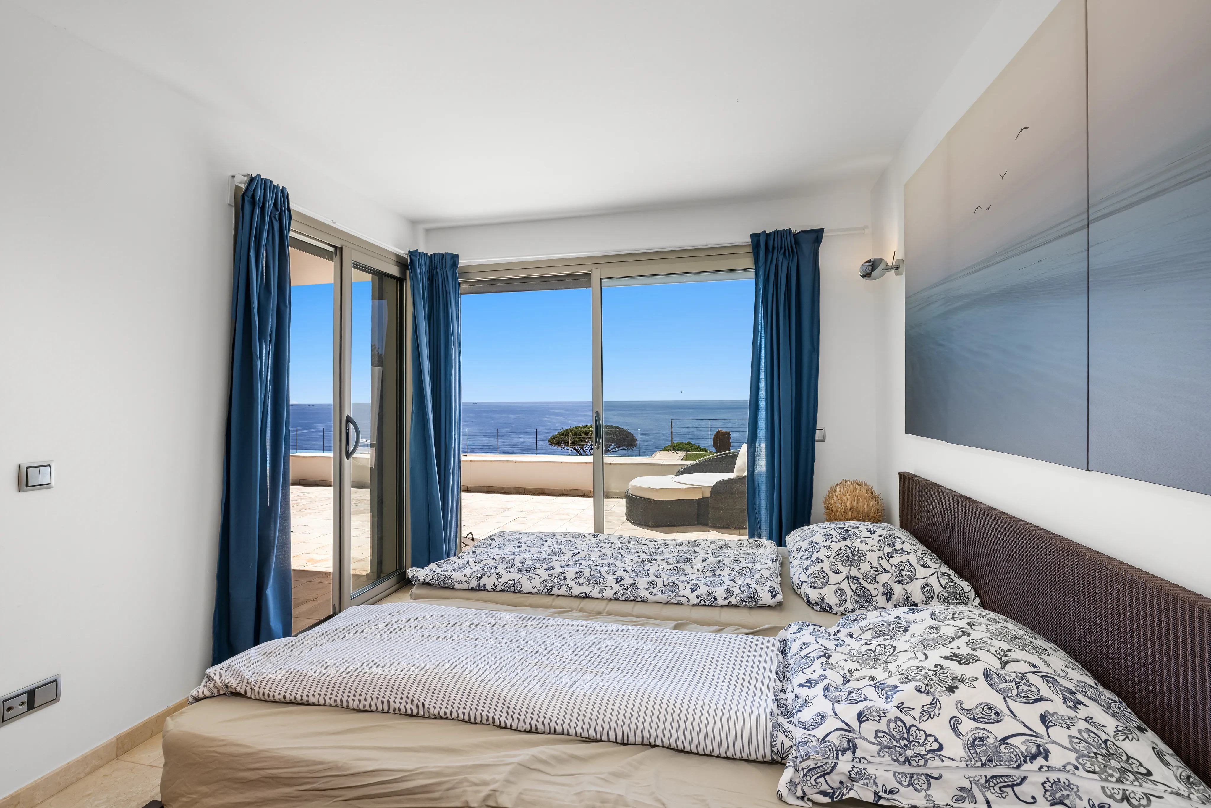 Modern garden apartment on the seafront with sea views-10