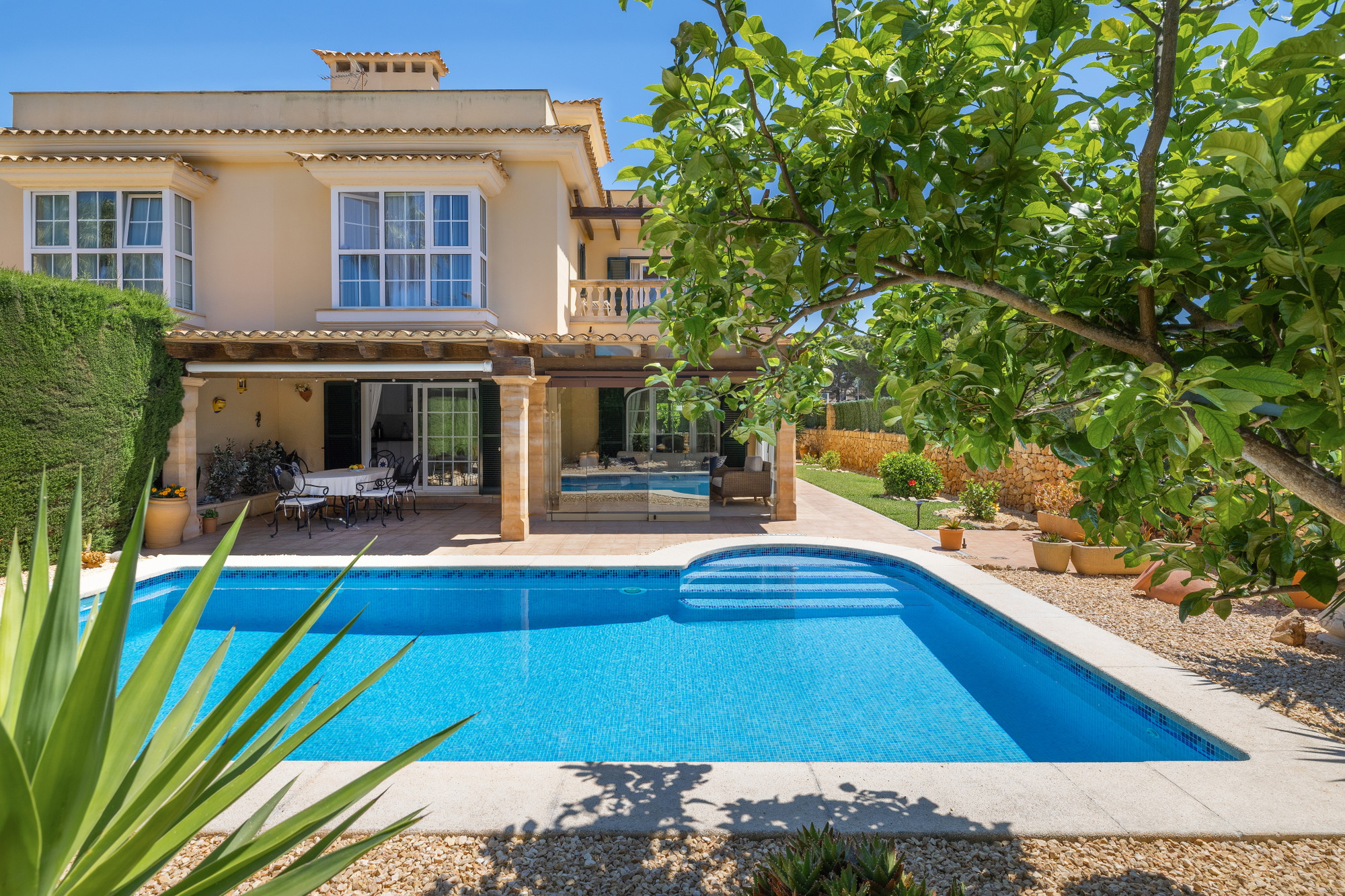 Exclusive semi-detached house with pool in Puig de Ros