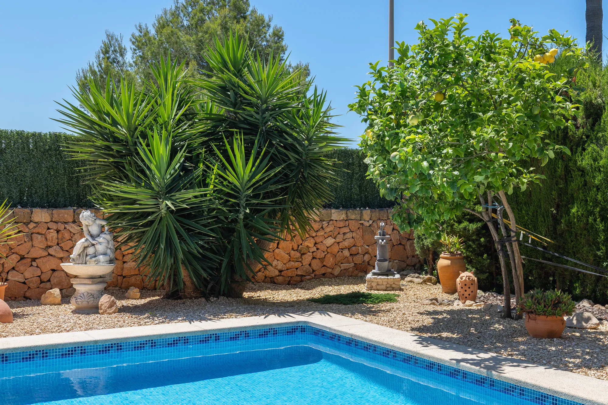 Vila adossada exclusiva amb piscina a Puig de Ros-3
