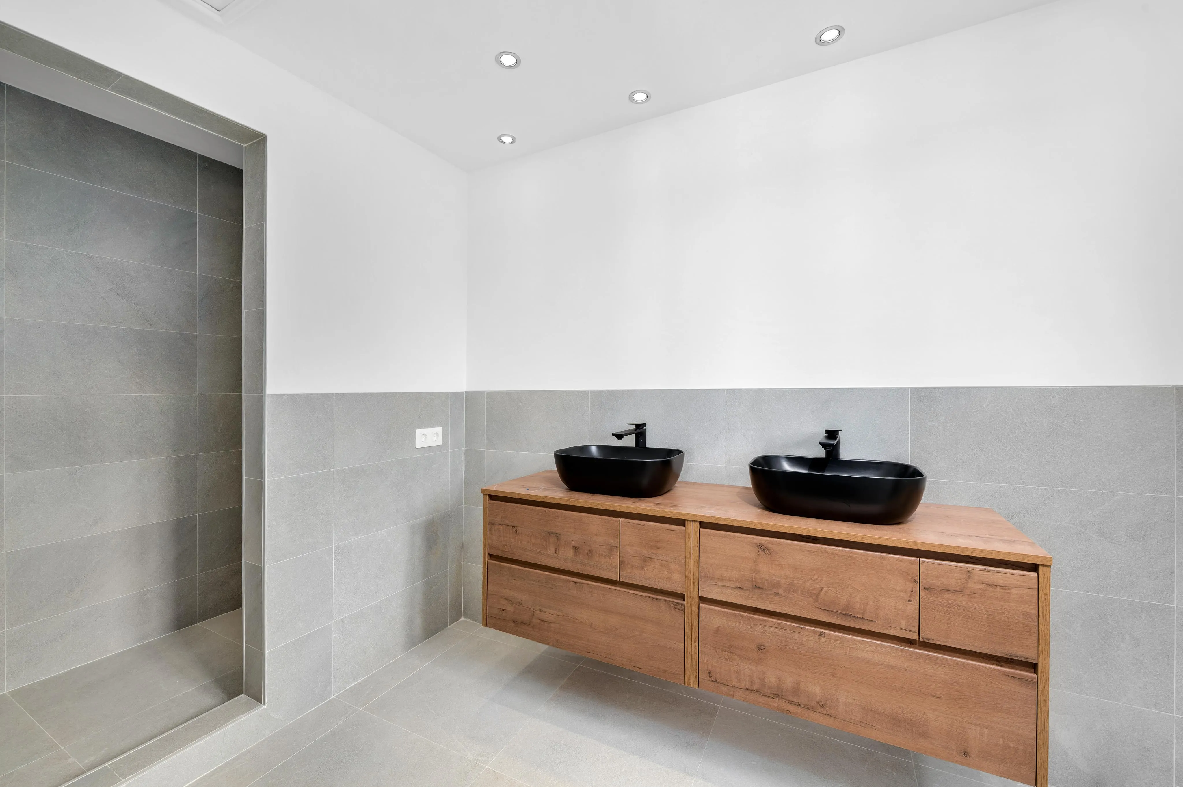 Spacious Villa in Prime Residential Area-9