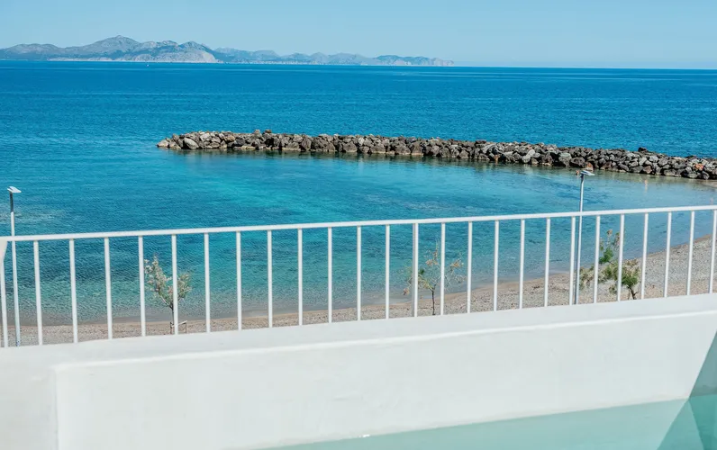 Ático de nueva construcción con amplia terraza en primera línea de mar