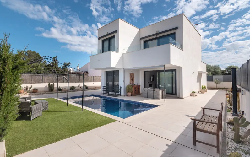 Villa moderne près de la mer