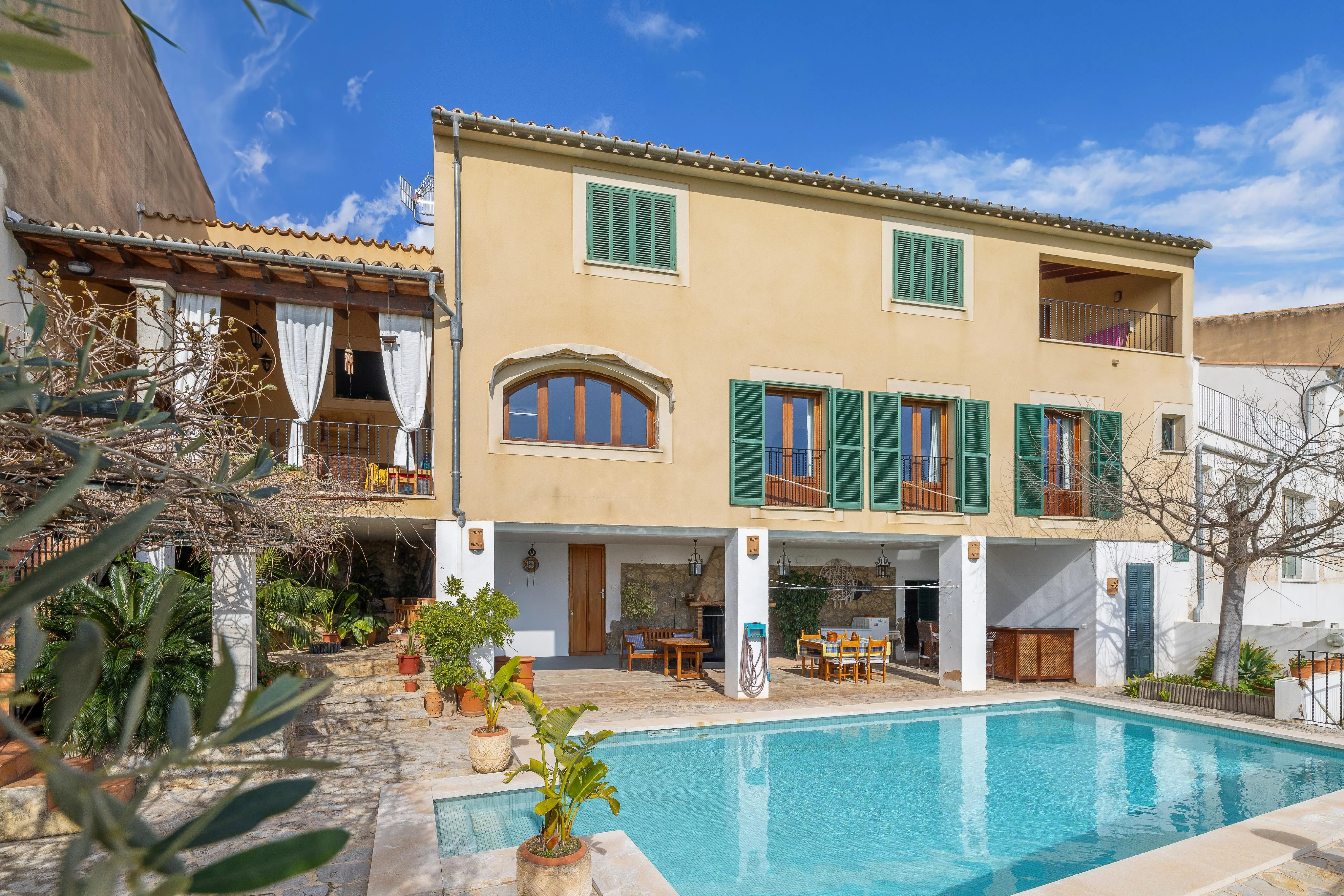 Casa de pueblo con piscina, garaje y vistas panorámicas en Selva-1