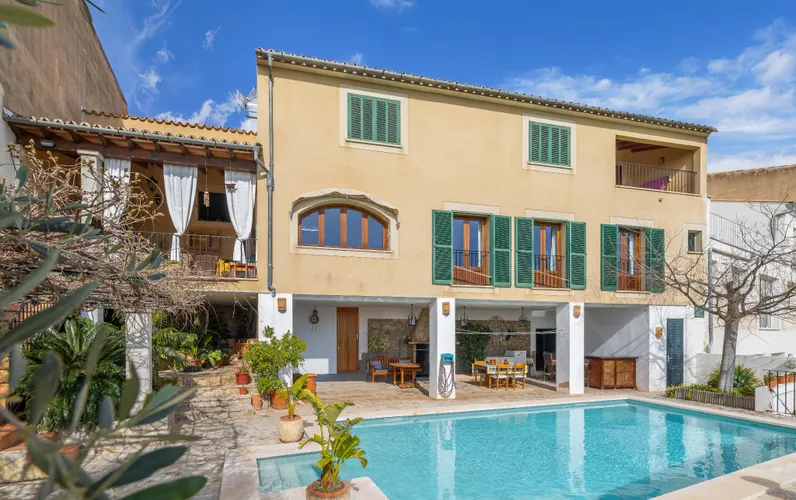 Exklusives Stadthaus in Selva mit Pool, Garage und herrlichem Panorama