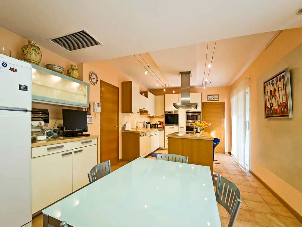 Piękna rodzinna nieruchomość w doskonałej lokalizacji-5