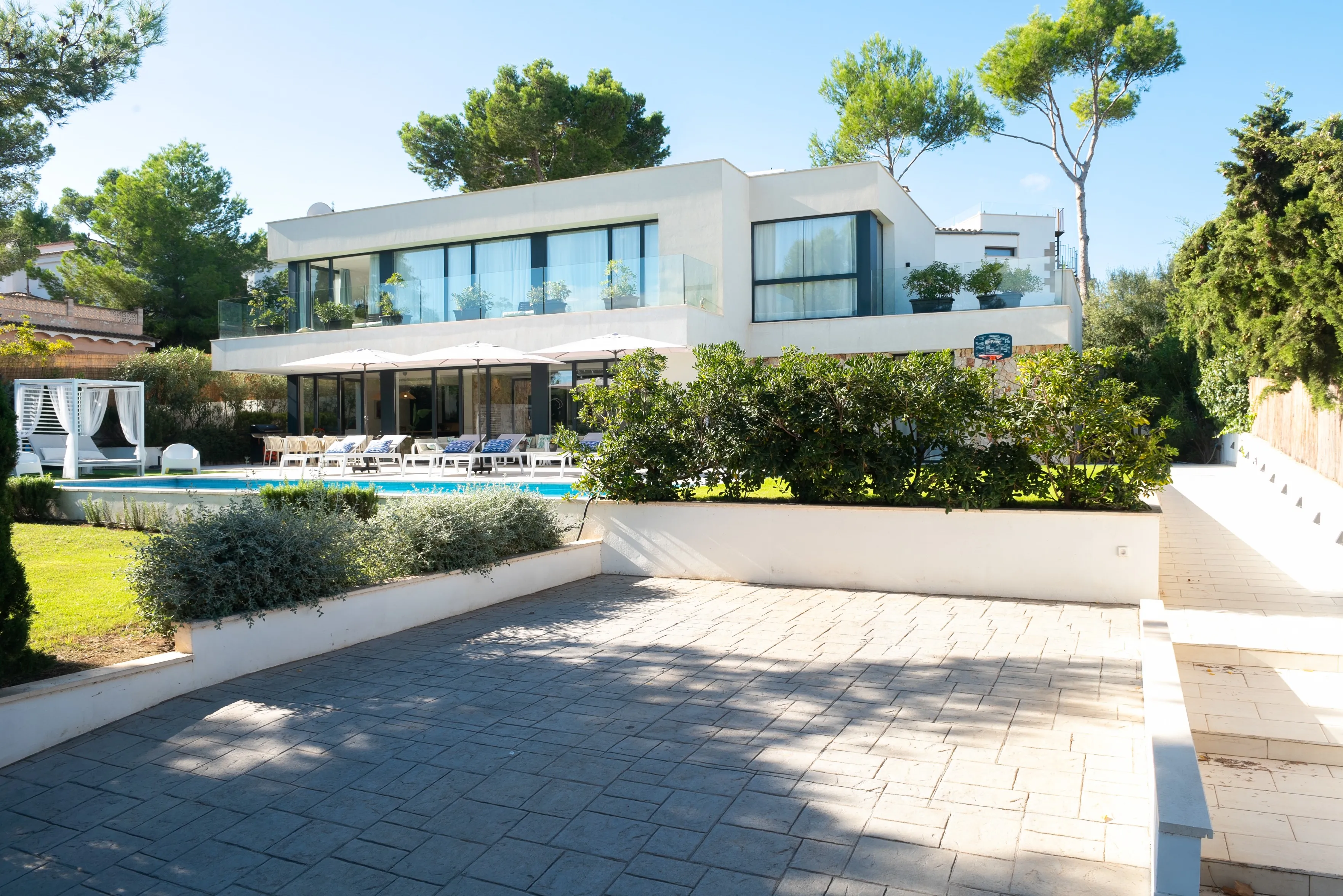 Moderne villa med gode faciliteter-17