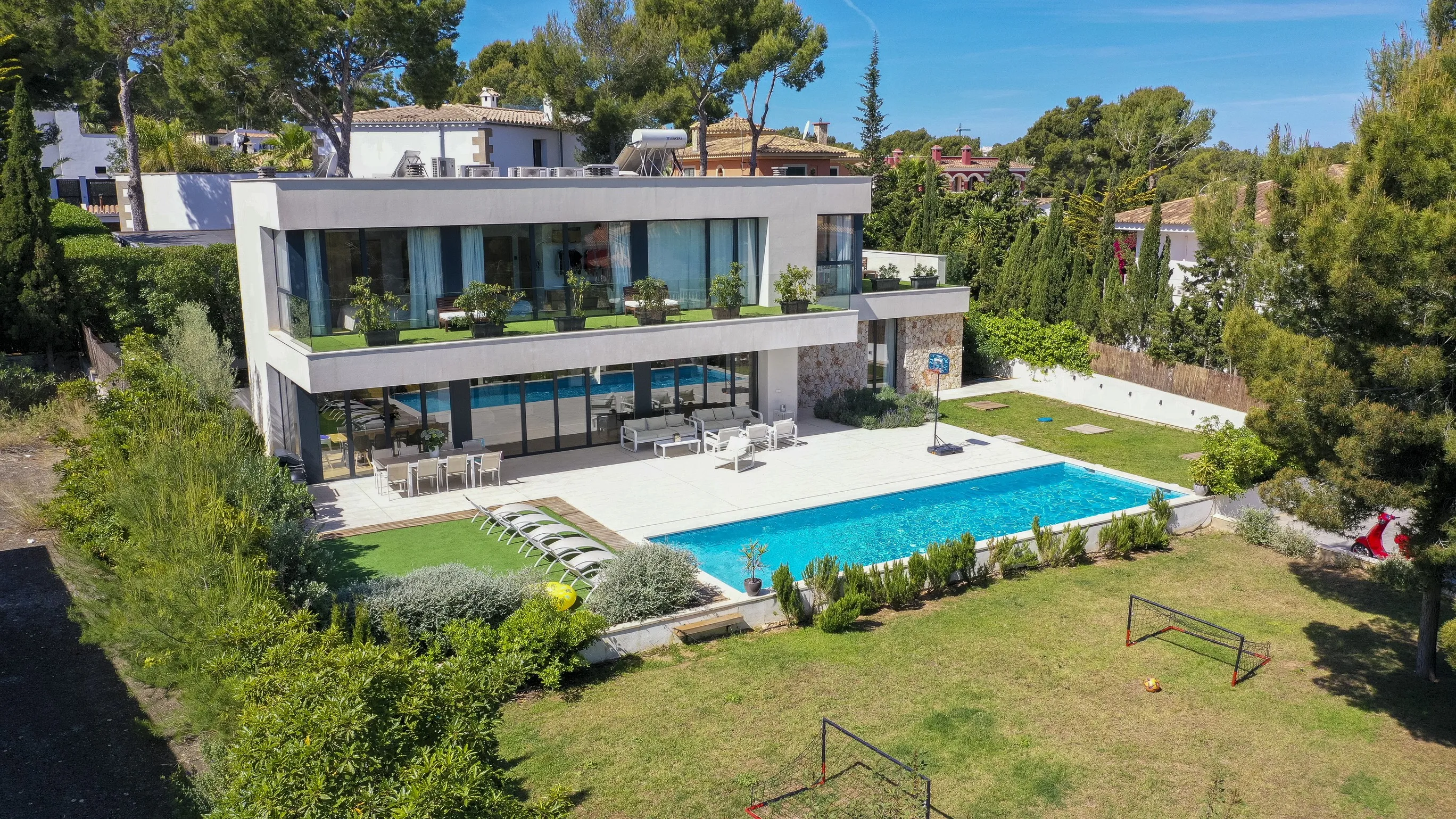 Modern villa med bra bekvämligheter-1