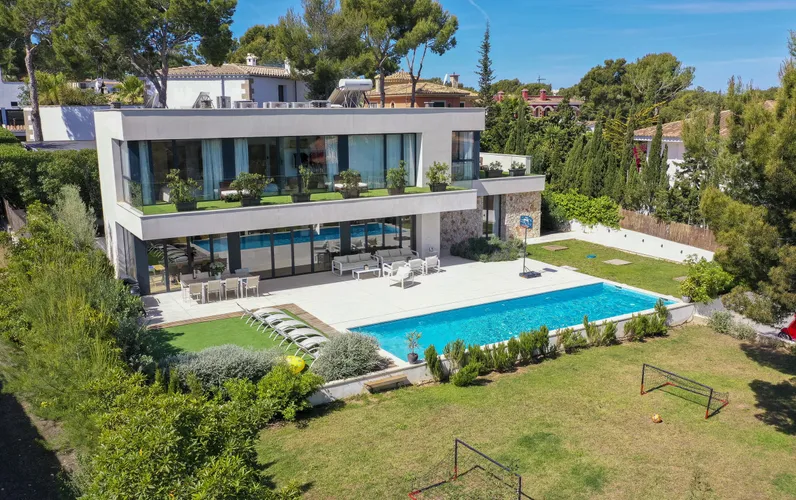 Villa moderne avec de superbes équipements