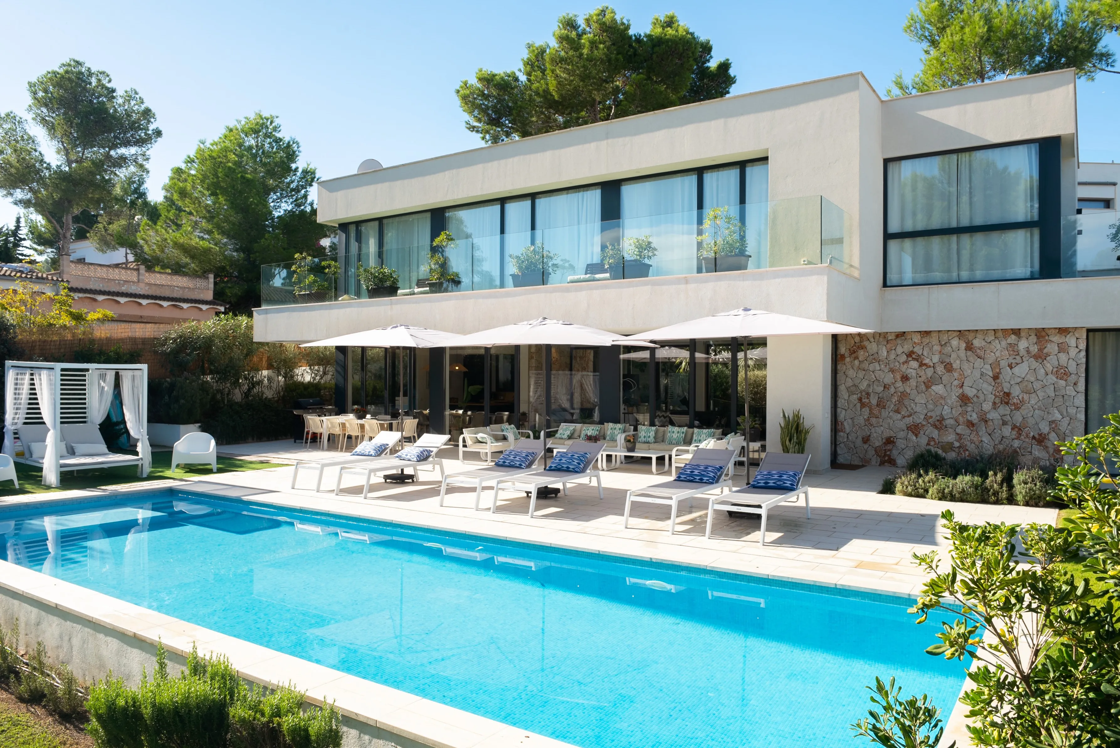 Moderne villa med gode faciliteter-15