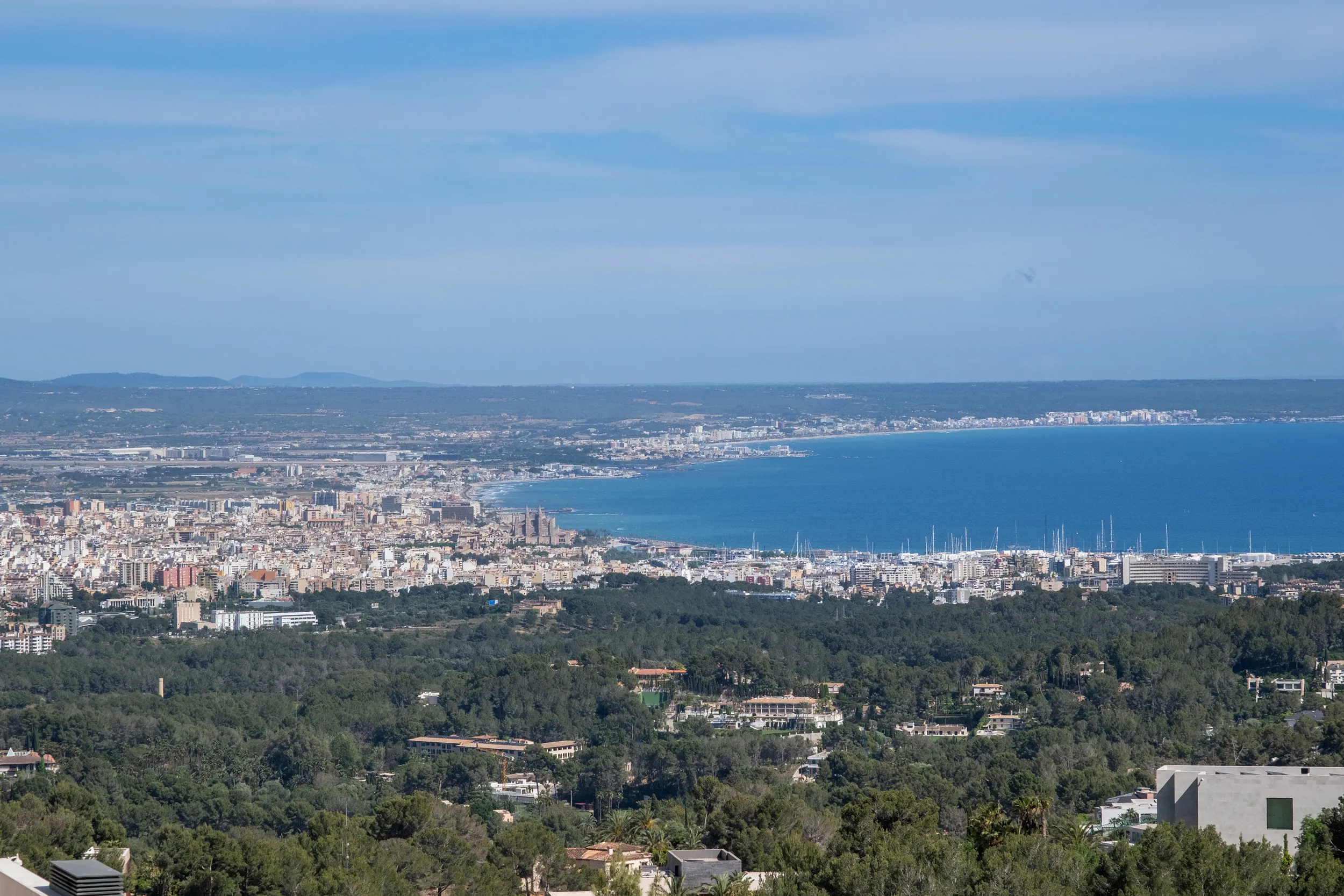 Solar edificable orientado al sur con vistas panorámicas al mar en Son Vida-1