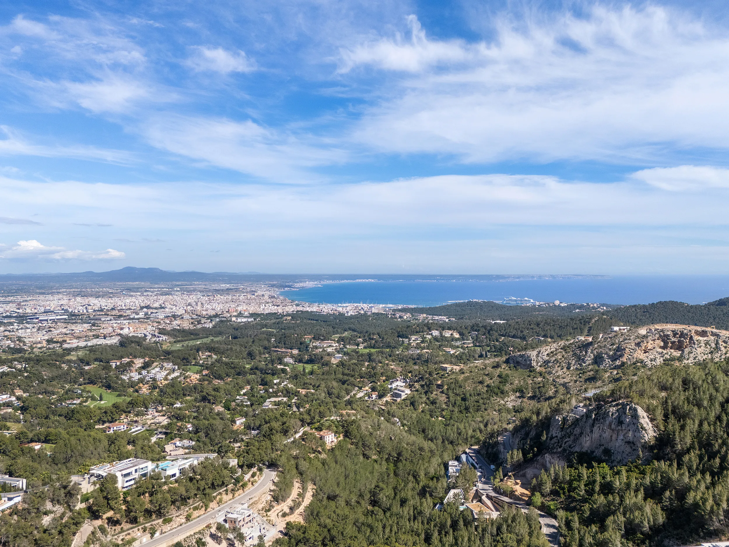 Solar edificable orientado al sur con vistas panorámicas al mar en Son Vida-4