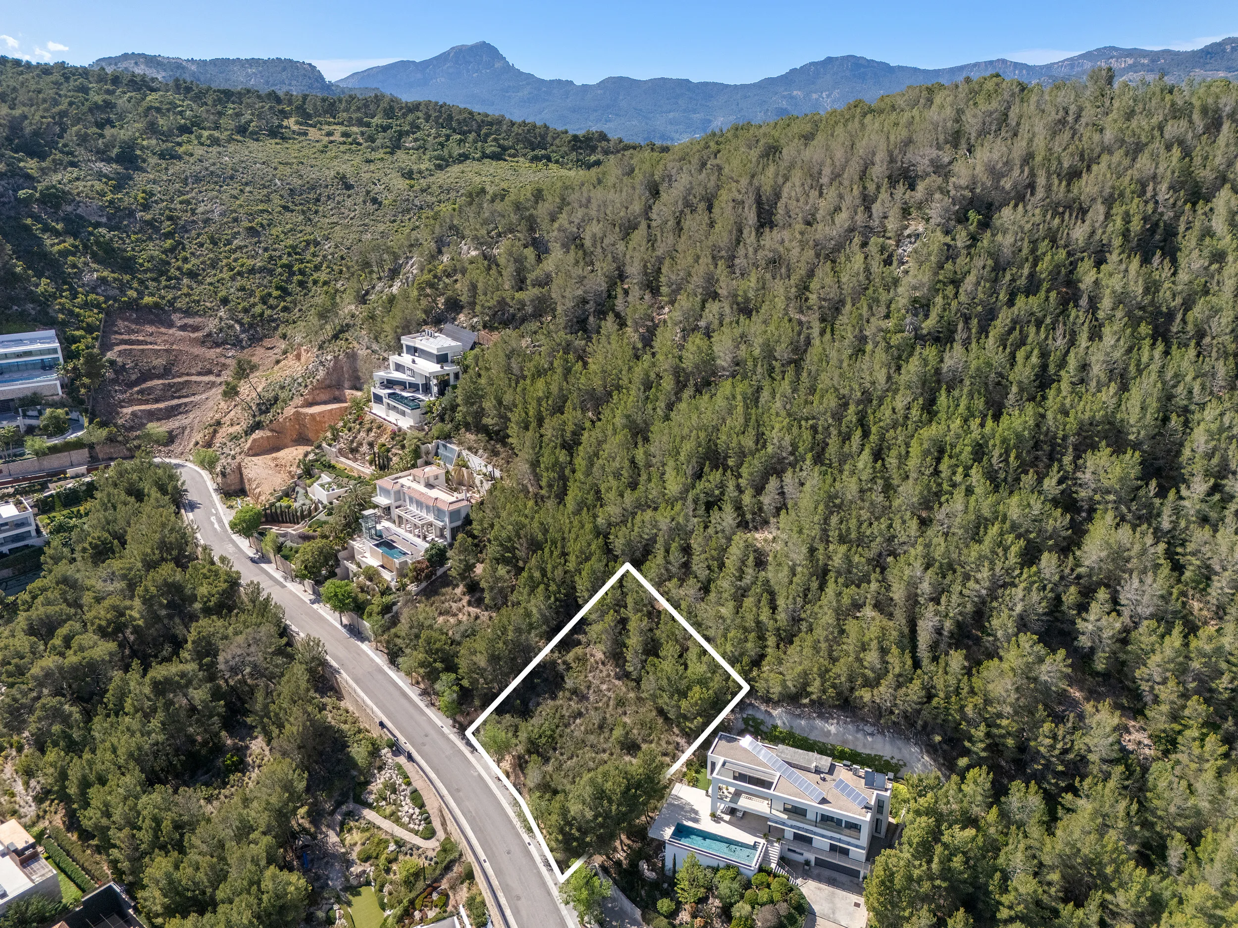 Solar edificable orientado al sur con vistas panorámicas al mar en Son Vida-3