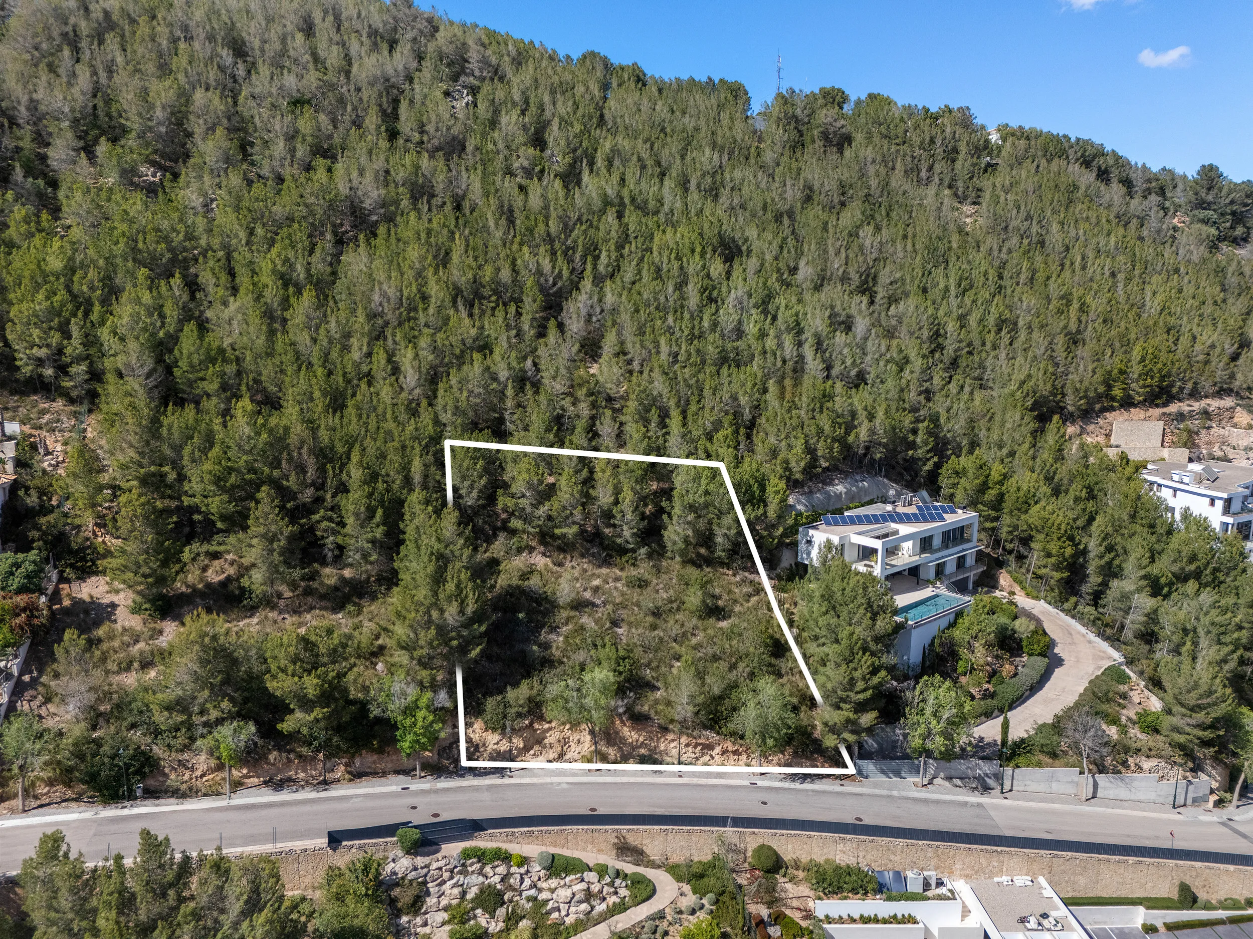 Solar edificable orientado al sur con vistas panorámicas al mar en Son Vida-2