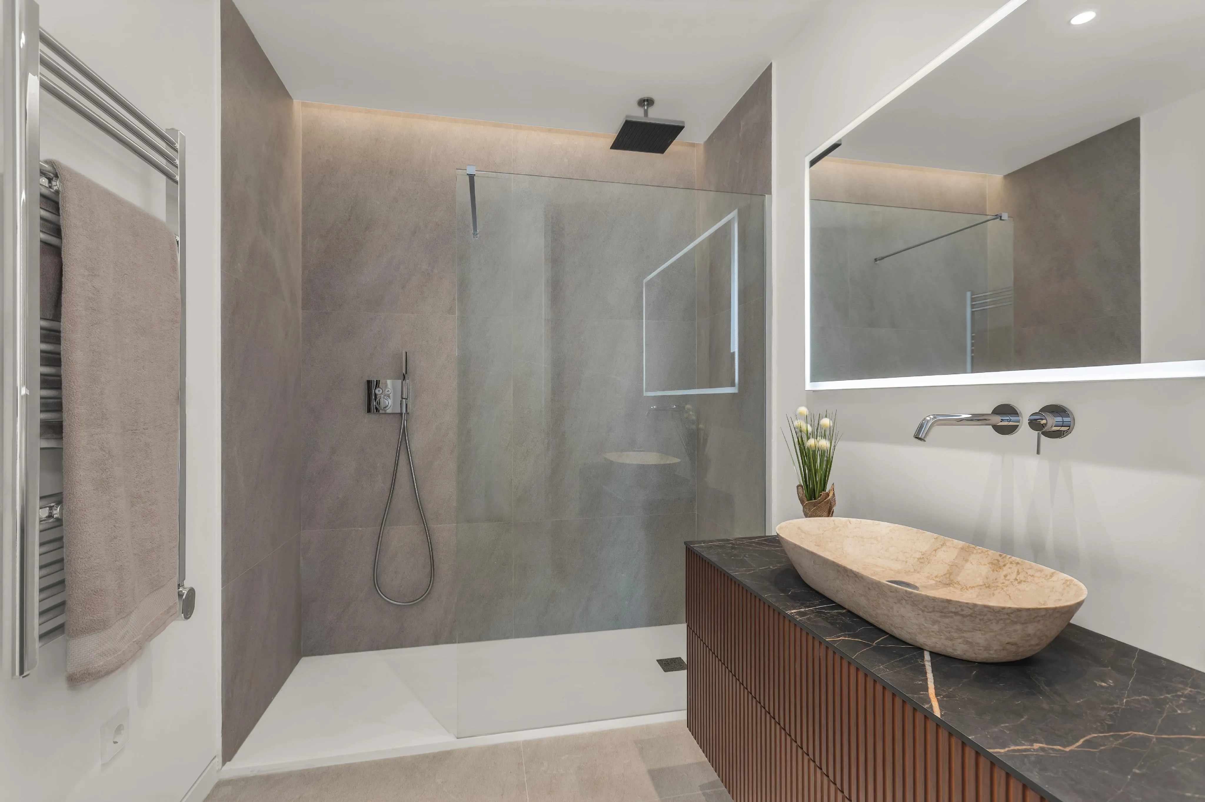 Elegant apartment with Premium Finishes and Garage-11