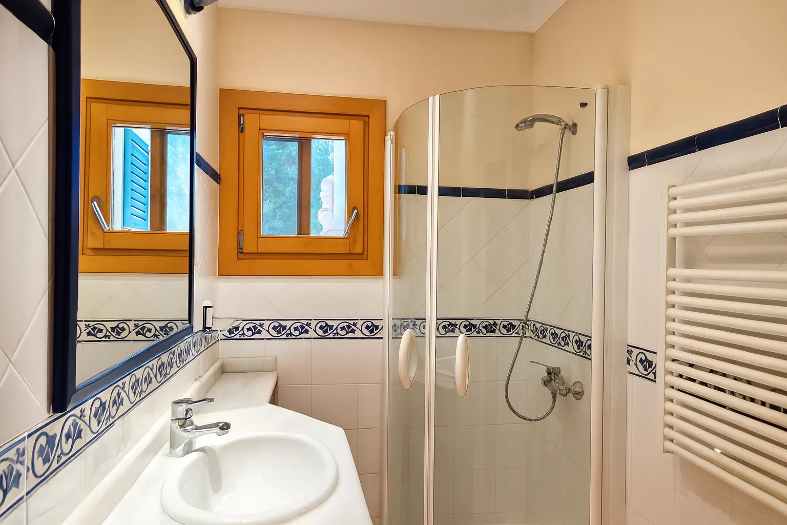 Charming finca in an idyllic location with beautiful views-10